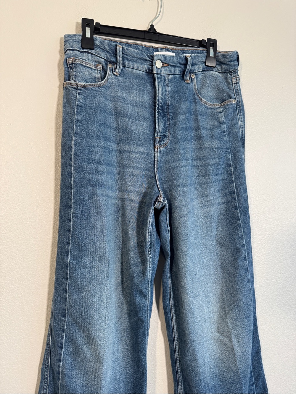Good American Good Skate Cropped Mid-Blue Distressed Jeans in Blue - 8 - Picture 3 of 5
